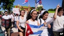 Demonstranti maršijaru duž Osme ulice u delu grada Mala Havana, u Majamiju, 18. jula 2021. Demonstranti su ispisali imena kubanskih disidenata koji su uhapšeni na Kubi. (Foto: AP, Marta Lavandir)
