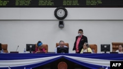 En la foto de archivo el presidente de la Asamblea Nacional de Nicaragua, Gustavo Porras, en el centro, preside una sesión para discutir la Ley Especial de Delitos Cibernéticos.