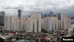 Deter bangunan kondominium untuk warga keels menengah di wilayah Mandaluyong, Metro Manila (Foto: dok).
