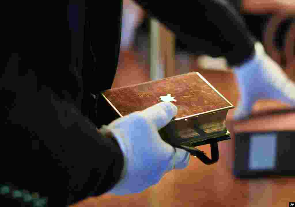 El presidente jura sobre una biblia. En este caso, el curador Clark Evans exhibe la Biblia inaugural de Lincoln - el presidente número 16 - en la Biblioteca del Congreso en diciembre de 2008.
