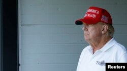 El expresidente Donald Trump juega al golf en un torneo en Sterling, EEUU, el 25 de mayo de 2023. [Foto: Geoff Burke, USA TODAY Sports]