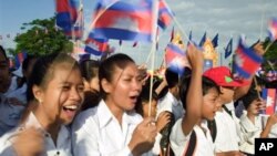 យុវជន​ពេញវ័យ​នៅ​ក្នុង​ប្រទេស​កម្ពុជា​មាន​ចំនួន​ប្រមាណ​ជា​៣៣​ភាគរយ​ឬស្មើ​នឹង​ប្រមាណ​ជាង​​៤​លាន​នាក់​ក្នុង​ចំណោម​ប្រជា​ពលរដ្ឋ​កម្ពុជា​សរុប​​ជាង​១៤​លាននាក់។