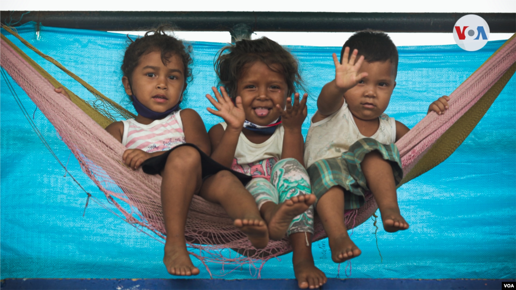 El centro temporal de refugiados Alcides Ceballos, en Arauquita, Colombia, alberga a más de 90 niños y niñas que con una sonrisa inocente reciben al equipo de VOA que se encuentra trabajando en una cobertura especial en la región.