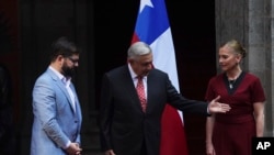El presidente mexicano Andrés Manuel López Obrador, acompañado por la primera dama Beatriz Gutiérrez, recibe al presidente de Chile Gabriel Boric en la ceremonia de bienvenida en el Palacio Nacional en Ciudad de México, el miércoles 23 de noviembre de 2022. 