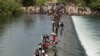 Miles de inmigrantes, fundamentalmente haitianos, han llegado a mediados de septiembre de 2021 hasta la localidad de Del Río, en la frontera de México con EE. UU. buscando asilo, como muestra esta imagen del 18 de septiembre de 2021.
