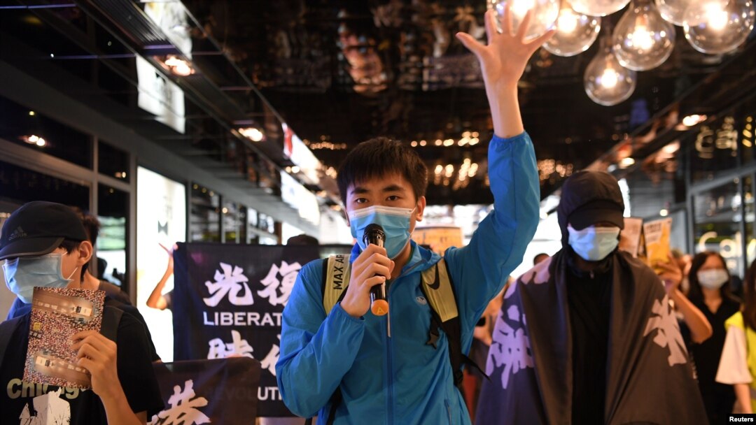 香港支持民主的抗議者利用午餐時間在皇后路商場舉旗示威。 （2020年6月12日）