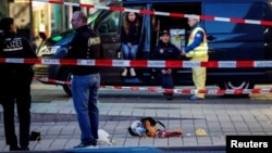 Pertenencias tiradas en el suelo en el lugar donde un automóvil atropelló a una multitud, en Mannheim, Alemania, el 3 de marzo de 2025.