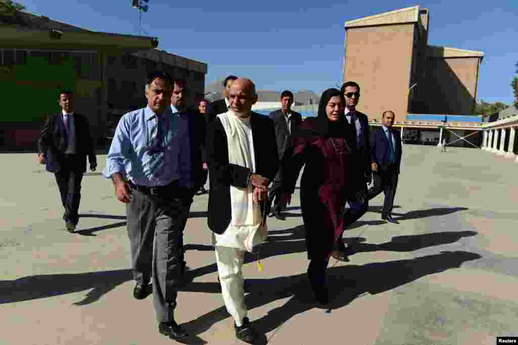 Prezident Ashraf G'ani Kobuldagi Amani maktabiga tashrif buyurdi, 30-sentabr, 2014-yil.
