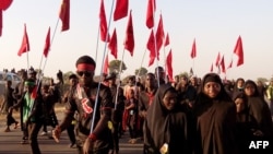 Muslim Syiah saat peringatan 40 tahun perayaan keagamaan Ashura di desa Dakasoye, Nigeria utara, setelah serangan bom bunuh diri yang menewaskan 21 orang dekat Kano, 27 November 2015.