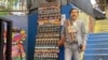 Una escultura de cera del narcotraficante Pablo Escobar en la Comuna 13 de Medellín