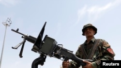 Un miembro de las fuerzas de seguridad afganas vigila en un vehículo del ejército en la base aérea estadounidense de Bagram, después de que las tropas estadounidenses la abandonaron, en la provincia de Parwan, Afganistán , el 5 de julio de 2021.