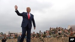 Presiden Donald Trump tiba di Pangkalan Udara Osan di Korea Selatan, 30 Juni 2019. (Foto: AP)