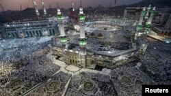 Jutaan ummat muslim melakukan ibadah Haji di Mekkah, Saudi Arabia tahun lalu (foto: dok). Islam diperkirakan akan menjadi agama dengan jumlah pemeluk terbesar di dunia setelah 2070.