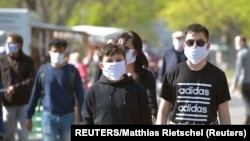 Los visitantes de un mercado semanal usan máscaras protectoras, ya que la propagación de la enfermedad por coronavirus (COVID-19) continúa en Dresden, Alemania, 