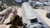 Juru bicara militer Israel Laksamana Muda Daniel Hagari berbicara kepada awak media saat menunjukkan apa yang Israel sebut sebagai rudal balistik Iran yang mereka ambil dari Laut Mati, di pangkalan militer Julis, Israel, pada 16 April 2024. (Foto: Reuters/Amir Cohen)
