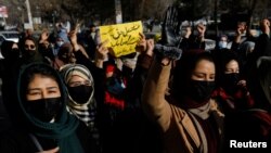 Perempuan Afghanistan meneriakkan slogan-slogan sebagai protes terhadap penutupan universitas bagi perempuan oleh Taliban di Kabul, Afghanistan, 22 Desember 2022. (Foto: Reuters)