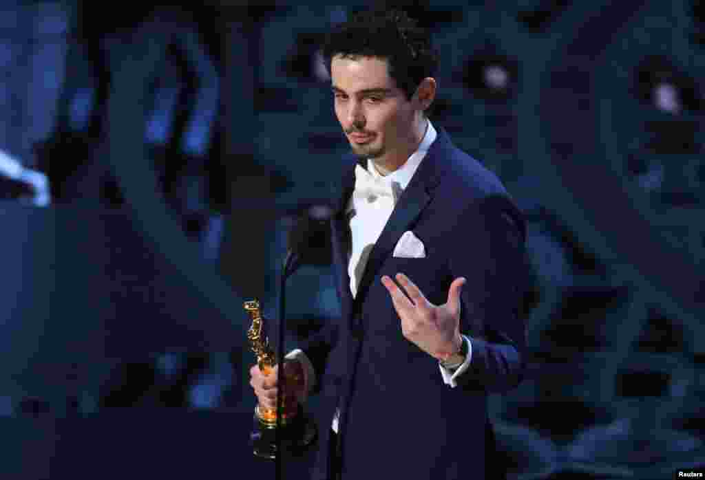 Sutradara terbaik, Damien Chazelle, untuk film "La La Land."