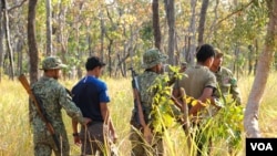 រូប​​ឯកសារ៖ មន្រ្តីឧទ្យានុរក្សបង្ហាញសកម្មភាពចាប់បទល្មើសកាប់ឈើខុសច្បាប់នៅស្នាក់ការត្រពាំងធ្មៀរ នៃដែនជម្រកសត្វព្រៃស្រែពក ស្រុកកោះញែក ខេត្តមណ្ឌលគិរី កាលពីថ្ងៃទី១៨ មករា ឆ្នាំ២០២១។ (អូន ឆេងប៉រ/វីអូអេ)