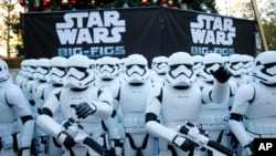 Replika Stormtrooper dipajang untuk pembukaan pemutaran film Star Wars: The Force Awakens, di Glendale, California, 17 Desember 2015. 