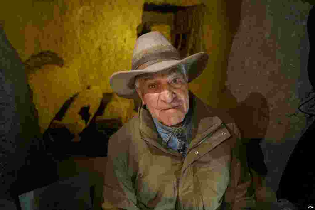 Inside the 3,500-year-old funerary temple of Queen Hatshepsut, Egyptian archaeologist Zahi Hawass says his team’s new findings reveal that Egypt’s first female pharaoh died of cancer. (Hamada Elrasam/VOA)