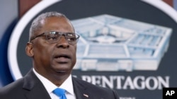 ARCHIVO - En esta fotografía del 21 de julio de 2021, el secretario de Defensa, Lloyd Austin, habla en una conferencia de prensa en el Pentágono en Arlington, Virginia.