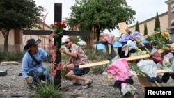 El muralista Roberto Márquez y su amigo Israel Gil de Dallas erigieron un monumento en honor a quienes perdieron la vida cuando un hombre armado disparó a varias personas en el centro comercial Allen Premium Outlets del área de Dallas en Allen, Texas, EEUU, el 7 de mayo de 2023.