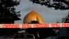 Seorang polisi berdiri di depan masjid Al Noor di Christchurch, Selandia Baru, (17/3) pasca insiden penembakan massal, Jumat, 15 Maret 2019. (Foto: dok).