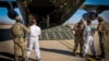 El primer avión militar estadounidense que transporta a inmigrantes detenidos a la Bahía de Guantánamo es abordado desde un lugar no especificado en Estados Unidos el 4 de febrero de 2025