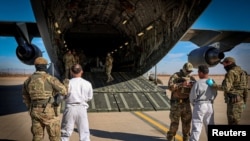 El primer avión militar estadounidense que transporta a inmigrantes detenidos a un centro de detención en la bahía de Guantánamo, a quienes la portavoz del Departamento de Seguridad Nacional de Estados, el 4 de febrero de 2025. DHS/Folleto vía Reuters. 