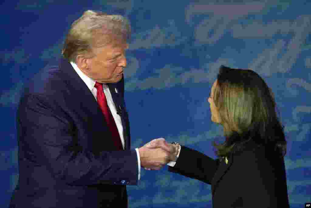 Vice-présidente mpe démocrate Kamala Harris (D) na président ya kala Donald Trump bapesani mbote na bondongwani na bango na etando eke na National Constitution Center, Philadelphie, Pennsylvanie, 10 sanza ya libwa 2024. (AP Photo/Alex Brandon)