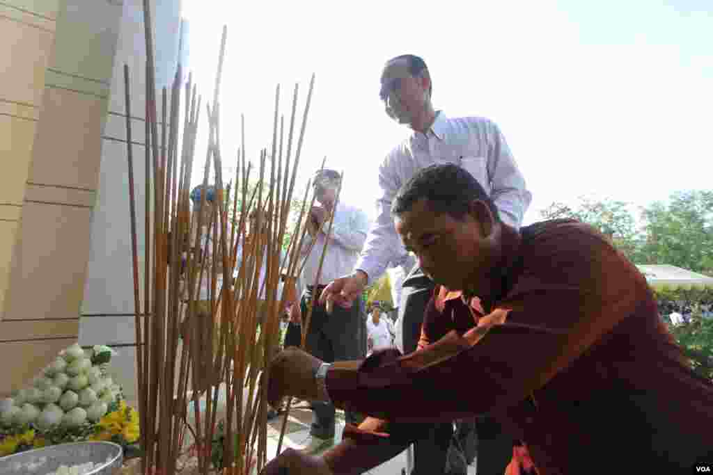 បុរសម្នាក់អុជធូបឧទ្ទិសកុសលដល់វិញ្ញានក្ខ័ណ្ឌដល់អ្នកដែលស្លាប់ក្នុងរបបប៉ុល ពតនៅវាលពិឃាឌជើងឯកនៃរាជធានីភ្នំពេញនៅថ្ងៃទី២០ឧសភា ២០១៦នេះ ដើម្បីរំលឹកដល់វិញ្ញានក្ខ័ណ្ឌអ្នកដែលស្លាប់នៅរបបប្រល័យពូជសាសន៏ចាប់ពីឆ្នាំ១៩៧៥ដល់១៩៧៩ក្នុងទិវា«ចងកំហឹង»ប្រឆាំងនឹងរបបប៉ុល ពត។ ( ឡេង ឡែន/VOA) 