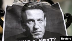 ARCHIVO: Una imagen del fallecido líder opositor ruso Alexei Navalny está colocada en una cerca frente a la Embajada de Rusia, en Londres, Reino Unido, el 17 de febrero de 2024.