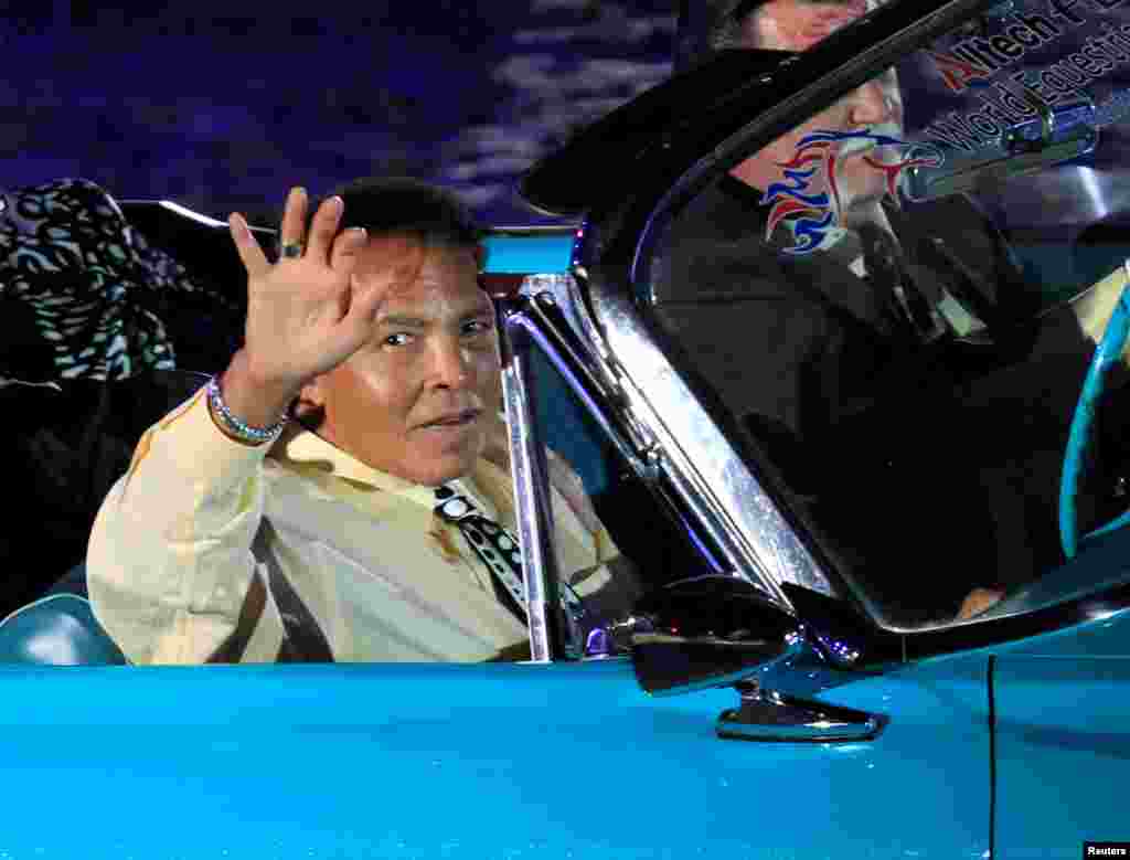 Muhammad Ali melambaikan tangannya kepada penonton Kejuaraan Dunia Menunggang Kuda di Lexington, Kentucky, 25 September 2010. (Reuters/John Sommers II)