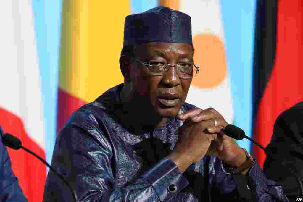 Le président tchadien Idriss Deby assiste à une réunion avec les dirigeants européens et africains pour discuter de la manière d&#39;atténuer la crise des migrants dans l&#39;Union européenne, à l&#39;Elysée à Paris, le 28 août 2017.