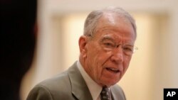 លោក​សមាជិក​ព្រឹទ្ធសភា Charles Grassley ឆ្លើយ​សំណួរ​របស់​អ្នក​សារព័ត៌មាន​ នៅ​ពេល​លោក​អញ្ជើញ​ទៅ​ដល់​ពិធី​ទទួល​ទាន​អាហារ​សម្រាប់​គោលនយោបាយ​ជាមួយ​នឹង​លោក​អនុប្រធានាធិបតី Mike Pence កាលពី​ថ្ងៃទី២ ខែឧសភា ឆ្នាំ២០១៧ នៅ​ក្នុង​រដ្ឋធានី​វ៉ាស៊ីនតោន។