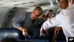 Manuel Rosales, entonces en el exilio, mira por la ventana del avión al aterrizar en el aeropuerto La Chinita, en Maracaibo, antes de ser arrestado por agentes de los cuerpos de inteligencia del gobierno de Nicolás Maduro, el 15 de octubre de 2015.