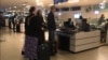 Migrantes pasan por control migratorio, en el Aeropuerto Internacional El Dorado, en Bogotá.