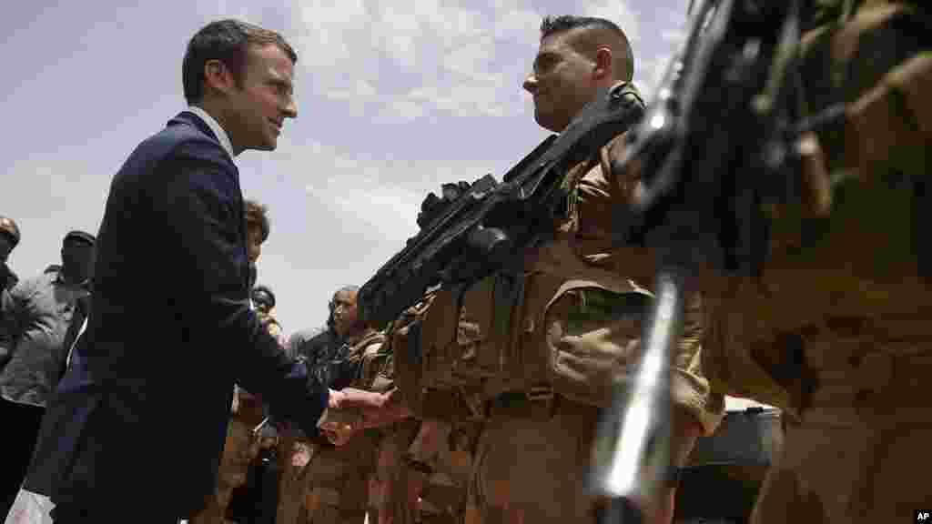 Shugaban kasar Faransa Emmanuel Macron ya ziyarci sojojin Faransa na Operation Barkhan, wadda ta zama rundunar soji mafi girma bayan Faransa a waje dake Gao, arewacin Mali, ranar Juma'a 19 ga watan Mayu shekarar 2017. 