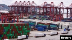 资料照：2020年10月19日，中国上海洋山深水港的集装箱和卡车（路透社）。