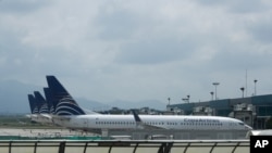 ARCHIVO - Aviones de Copa Airlines se encuentran estacionados en la pista del Aeropuerto Internacional de Tocumen en la Ciudad de Panamá, el martes 26 de mayo de 2020.