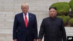 2019年6月30日， 美国总统特朗普和朝鲜最高领导人金正恩在板本店临时军事分界线朝鲜一侧。