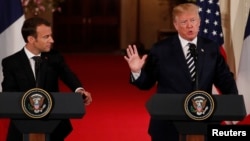 Presiden Perancis Emmanuel Macron mendengarkan Presiden AS Donald Trump berbicara dalam konferensi pers bersama di Gedung Putih, Washington, 24 April 2018.
