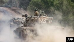 Tanques israelíes avanzan cerca de la frontera con la Franja de Gaza el 5 de diciembre de 2023.