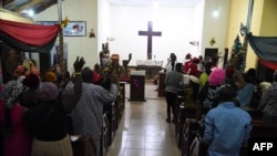 Para jemaah sedang mengikuti ibadah di sebuah gereja di Ibafo, negara bagian Ogun, di barat daya Nigeria, 1 Januari 2021. (Foto: AFP) 