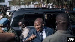 Le président de la République centrafricaine Faustin Archange Touadera (2e R) arrive au bureau de vote du lycée Barthélemy Boganda dans le 1er arrondissement de Bangui, en République centrafricaine (RCA), le 27 décembre 2020.