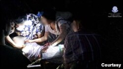 လေကြောင်းတိုက်ခိုက်မှုဒဏ်သင့် ဒေသခံတဦး။ (ဓာတ်ပုံ - KNU)