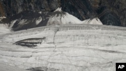 图为中国云南省玉龙雪山的白水1号冰川。由于气候变化，该冰川是世界上融化速度最快的冰川之一。（2018年9月22日）