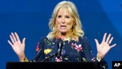 La primera dama de Estados Unidos, Jill Biden, habla antes del inicio del Concurso Nacional de Ortografía Scripps, un concurso para estudiantes, e Lake Buena Vista, Florida, el 8 de julio de 2021.