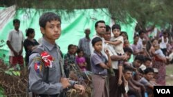 អំពើ​​ឃោរឃៅ​​រវាង​​ពុទ្ធបរិស័ទ និងអ៊ីស្លាម​បរិស័ទ​នៅ​​រដ្ឋរ៉ាក់ហ៊ីន បាន​កើត​​មានលើក​ទី​១​​​កាល​ពី​ខែ​​មិថុនា​​​ដែល​នាំ​ឲ្យ​​អាជ្ញាធរ​​ប្រកាស​​ភាព​​អាសន្ន​​។