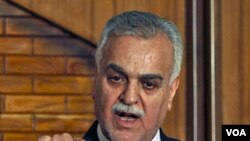 Wakil Presiden Irak dari kelompok Sunni, Tareq al-Hashemi, dalam konferensi pers di Baghdad (foto: dok).
